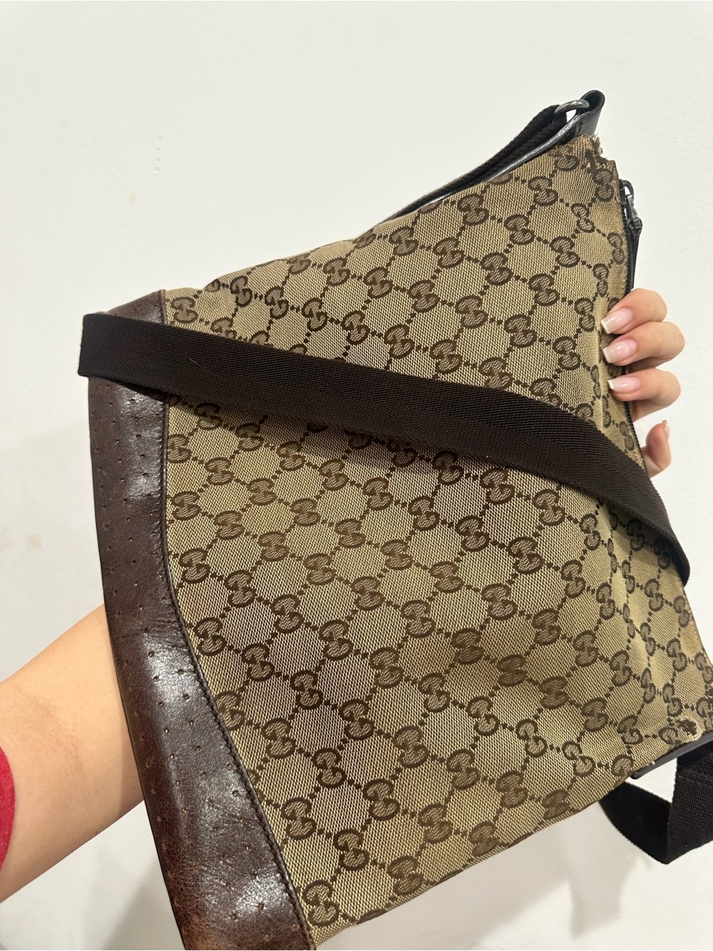 Authentic Gucci Beige/Brown GG Supreme Crossbody Messenger Bag - Picture 2 of 7